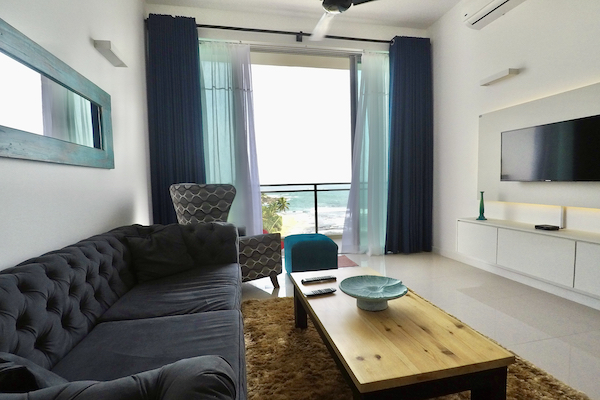 A picture of the apartment's living room with a sea view.